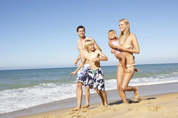 Πορτρέτο Της Οικογένειας Για Καλοκαίρι Διακοπές Στην Παραλία — Φωτογραφία Αρχείου