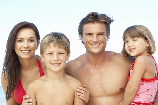 Familienporträt im Sommerurlaub am Strand — Stockfoto