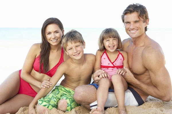 Retrato Familia Vacaciones Verano Playa —  Fotos de Stock