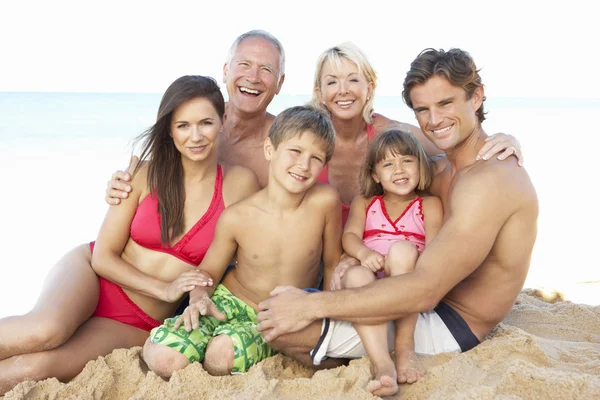 Retrato de família de três gerações em férias na praia — Fotografia de Stock