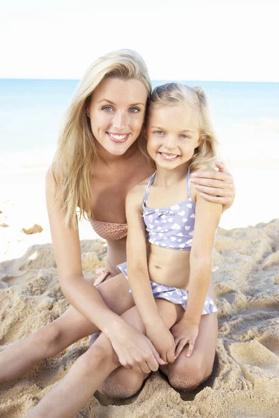 Porträt von Mutter und Tochter im Sommerurlaub am Strand — Stockfoto