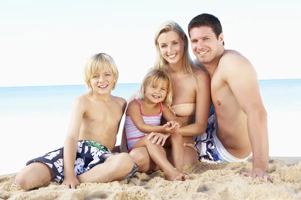 Retrato Familia Vacaciones Verano Playa —  Fotos de Stock