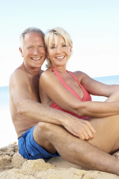 Старший пара насолоджуючись пляжний відпочинок — стокове фото
