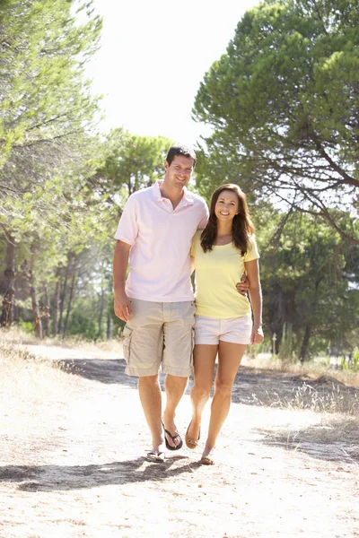 Jovem casal, de mãos dadas, andando, andar no parque — Fotografia de Stock