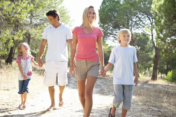 Familie Eltern Und Kinder Spaziergänge Gemeinsame Spaziergänge Park — Stockfoto