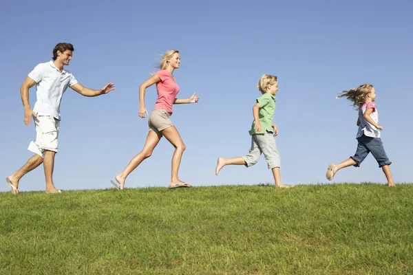 Família Jovem Pais Com Filhos Correndo Pelo Campo — Fotografia de Stock