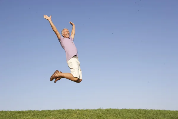 空気中のジャンプ シニア男性 — ストック写真