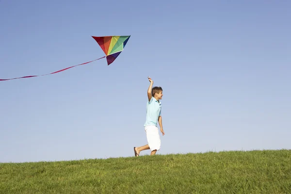 年轻的男孩跑与字段通过风筝 — 图库照片