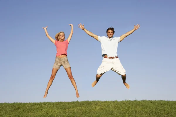 在空气中跳跃的年轻夫妇 — 图库照片