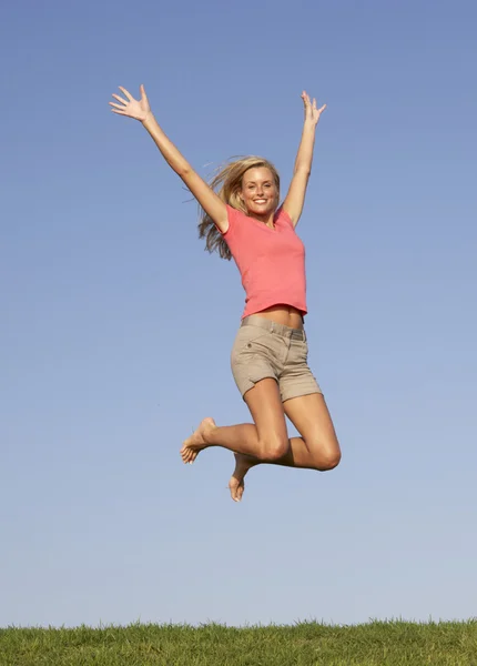 年轻女子在空中跳跃 — 图库照片