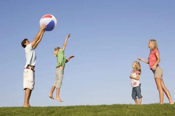 Família Jovem Pais Com Filhos Brincando Campo — Fotografia de Stock