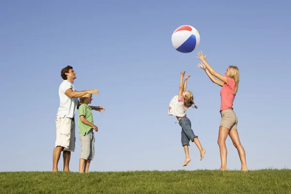 Mladé rodiny, rodiče s dětmi, hrát v poli — Stock fotografie