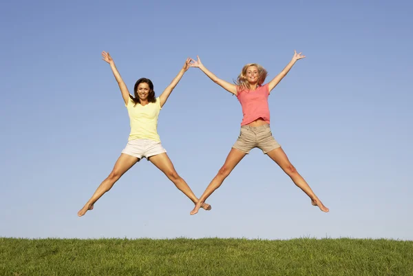 Jonge Vrouwen Springen Lucht — Stockfoto