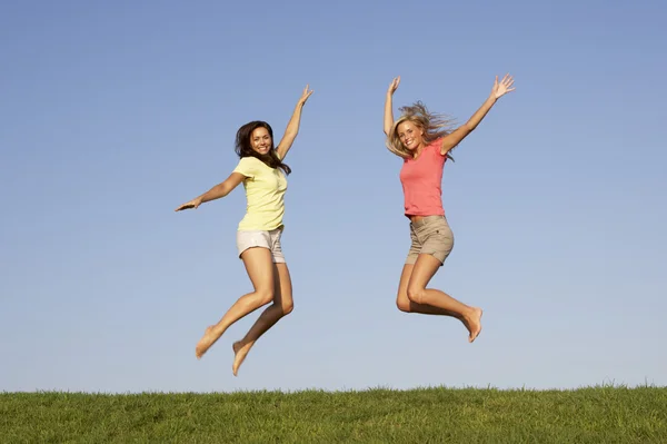 Junge Frauen springen in die Luft — Stockfoto