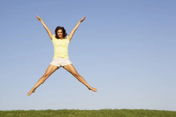 Молодая Женщина Прыгает Воздух — стоковое фото