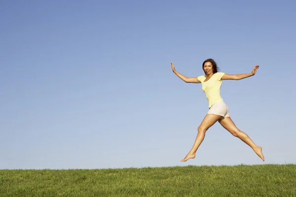 Genç Bir Kadın Havaya Zıplıyor — Stok fotoğraf