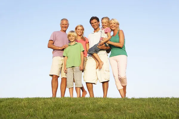 Rodzina, rodzice, dzieci i dziadkowie, pozowanie w f — Zdjęcie stockowe