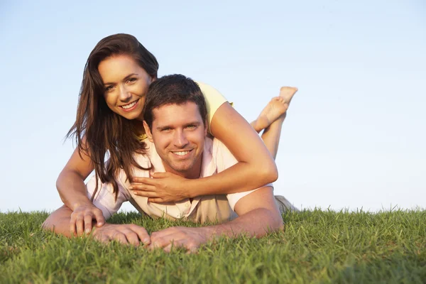 Junges Paar Posiert Auf Einem Feld — Stockfoto