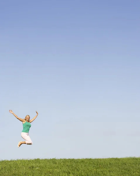 Mujer Mayor Saltando Aire — Foto de Stock