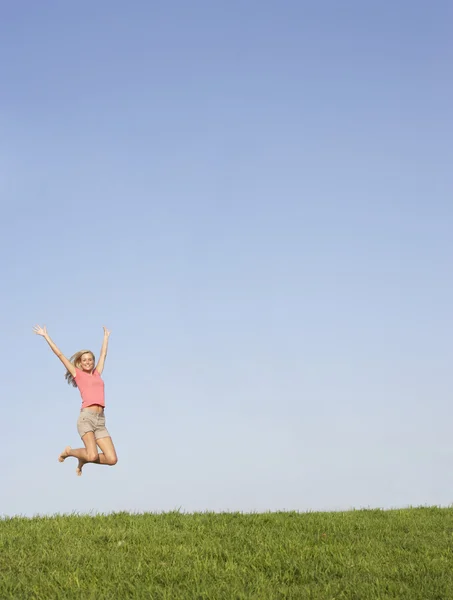 Молодая женщина прыгает в воздух — стоковое фото