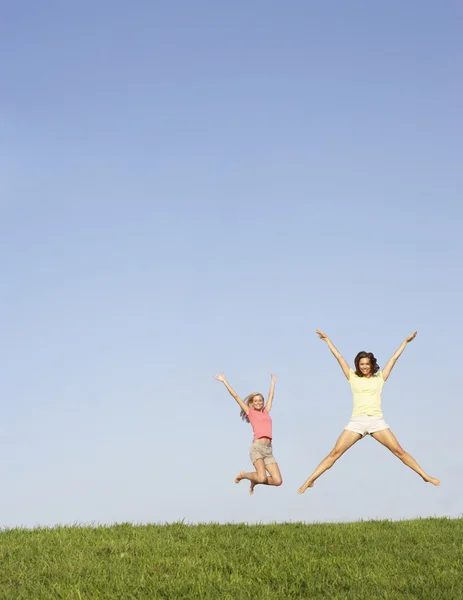 Jonge Vrouwen Springen Lucht — Stockfoto