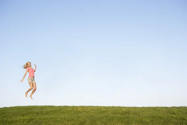 Молодая Женщина Прыгает Воздух — стоковое фото