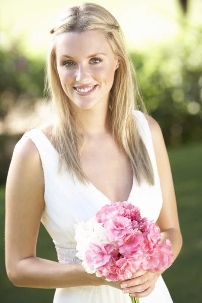 Braut Trägt Kleid Mit Blumenstrauß Bei Hochzeit — Stockfoto