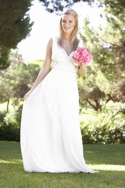 Braut trägt Kleid mit Blumenstrauß bei Hochzeit — Stockfoto