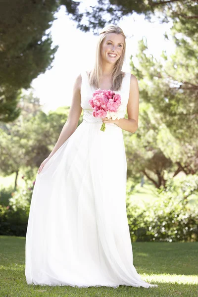 Braut Trägt Kleid Mit Blumenstrauß Bei Hochzeit — Stockfoto