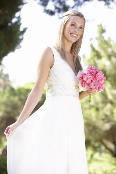 Elbise holding buket düğün giyen gelin — Stok fotoğraf