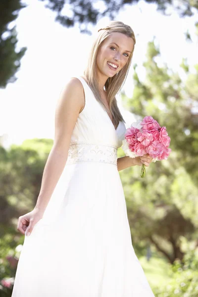 Braut trägt Kleid mit Blumenstrauß bei Hochzeit — Stockfoto