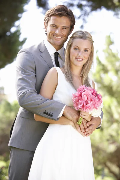 Portrait Of Bridal Couple Outdoors — Stock Photo, Image