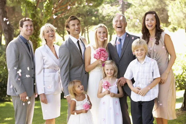 Familiengruppe bei der Hochzeit — Stockfoto
