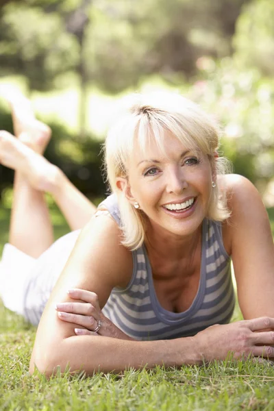 Middle age woman posing in park — Stock Photo, Image