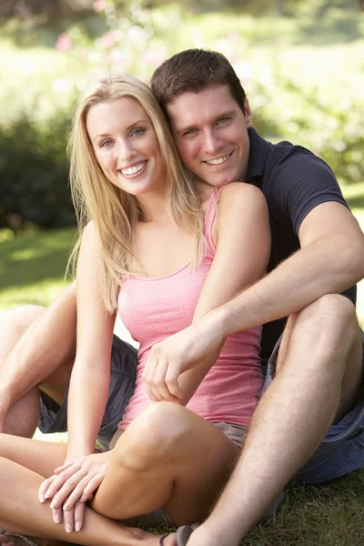 Porträt eines jungen Paares beim Entspannen im Park — Stockfoto