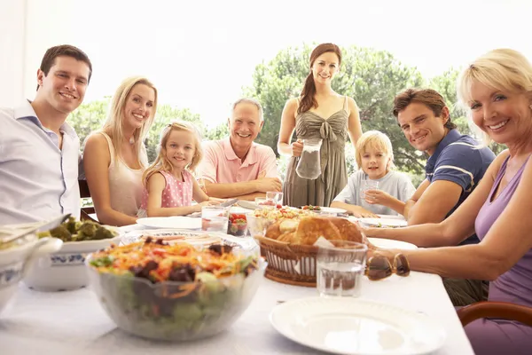 Une famille, avec parents, enfants et grands-parents, profite d'un pique-nique — Photo