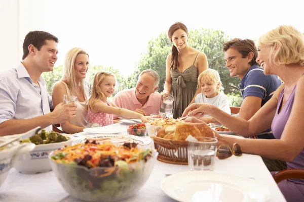 Familj Med Föräldrar Barn Och Mor Och Farföräldrar Njuta Picknick — Stockfoto