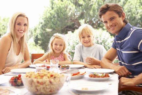 Rodzice, dzieci, wybierz się na piknik — Zdjęcie stockowe