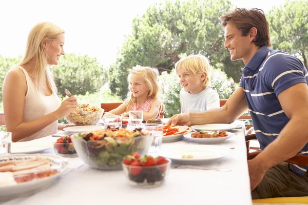 Ouders, met kinderen, genieten van een picknick — Stockfoto