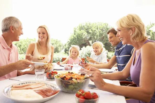Utökad familj, föräldrar, mor-och farföräldrar och barn, äta utomhus — Stockfoto