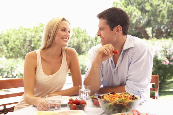Jeune couple manger à l'extérieur — Photo