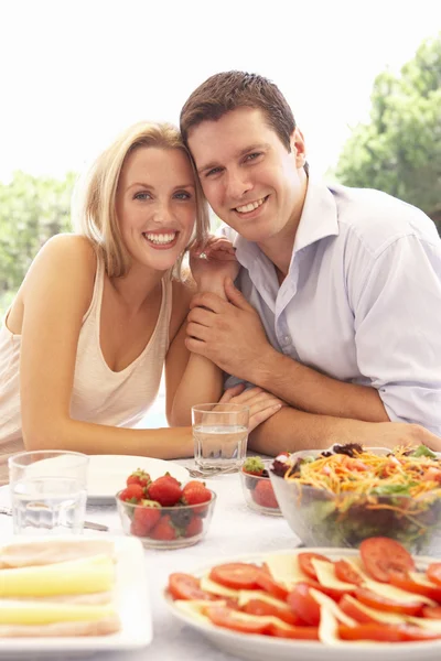 Young Couple Eating Outdoors — Stock Photo, Image