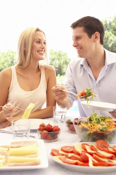 Junges Paar beim Essen im Freien — Stockfoto