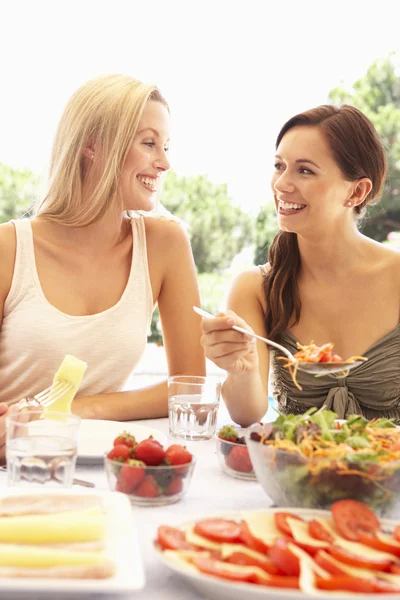 Unga kvinnor äter utomhus — Stockfoto