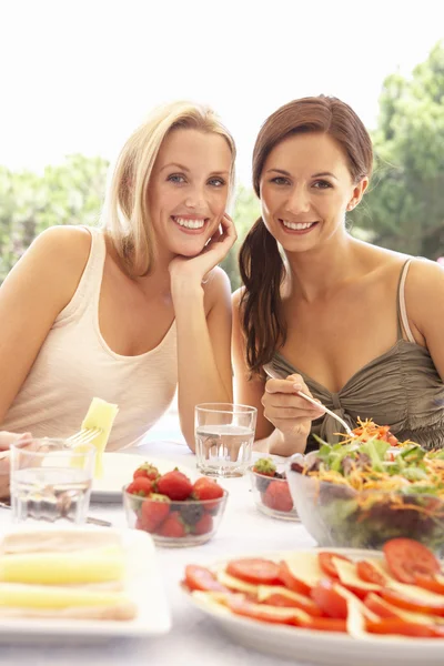 Young Women Eating Outdoors — Stock Photo, Image