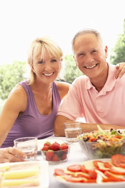 屋外で食べること年配のカップル — ストック写真
