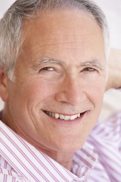 Portret van gelukkig senior man — Stockfoto