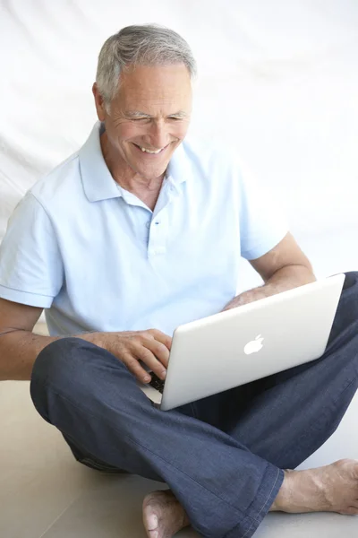 Senior Man Met Laptopcomputer — Stockfoto