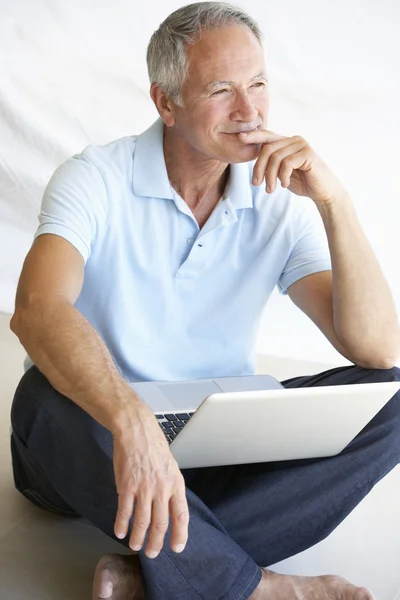 Uomo Anziano Utilizzando Computer Portatile — Foto Stock