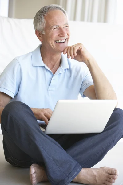 Senior Man Met Laptopcomputer — Stockfoto